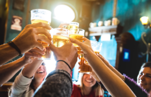 People drinking togetehr at a pub